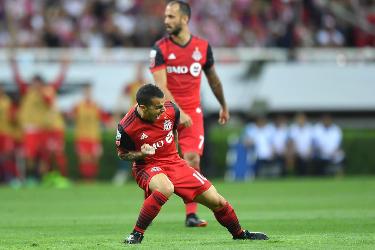 El italiano encaró y definió al primer palo de Cota quien no pudo hacer nada para evitar la caída de su arco.