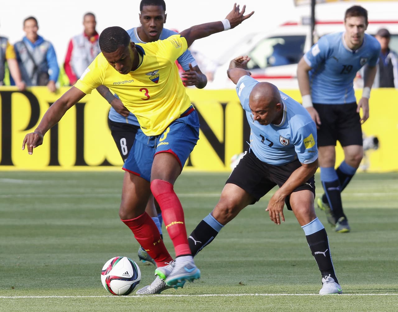 Uruguay sin Cavani desea recuperar el liderato ante un Ecuador en ascenso