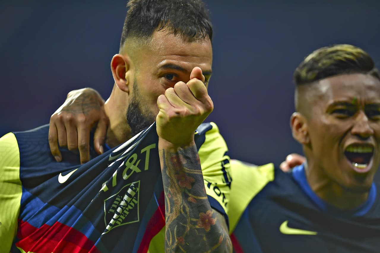 Durante el festejo, Aguilera no dudó en besar el escudo que ha defendido desde enero del 2018.