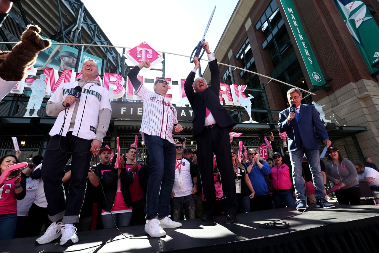 Los Mariners estrenan patrocinador para nombrar su estadio de béisbol que ahora se llamará T-Mobile Park previo a la inauguración de la temporada 2019 de las Grandes Ligas en Seattle.
