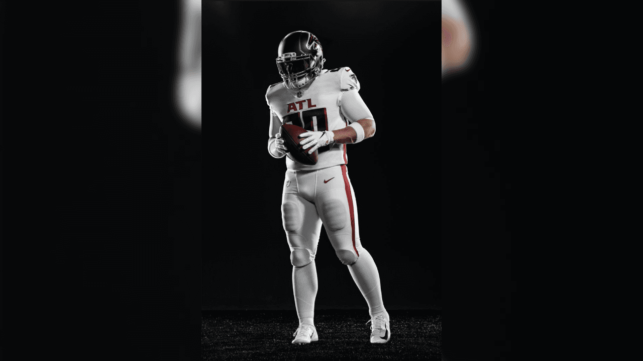 ¡Los Falcons presentan su nueva indumentaria! Con una gran variación en sus uniformes donde se eliminaron líneas en los hombros ahora predominan las tonalidades a un solo color. Así se prepara el equipo de Matt Ryan en la búsqueda de instalarse en otro Super Bowl.