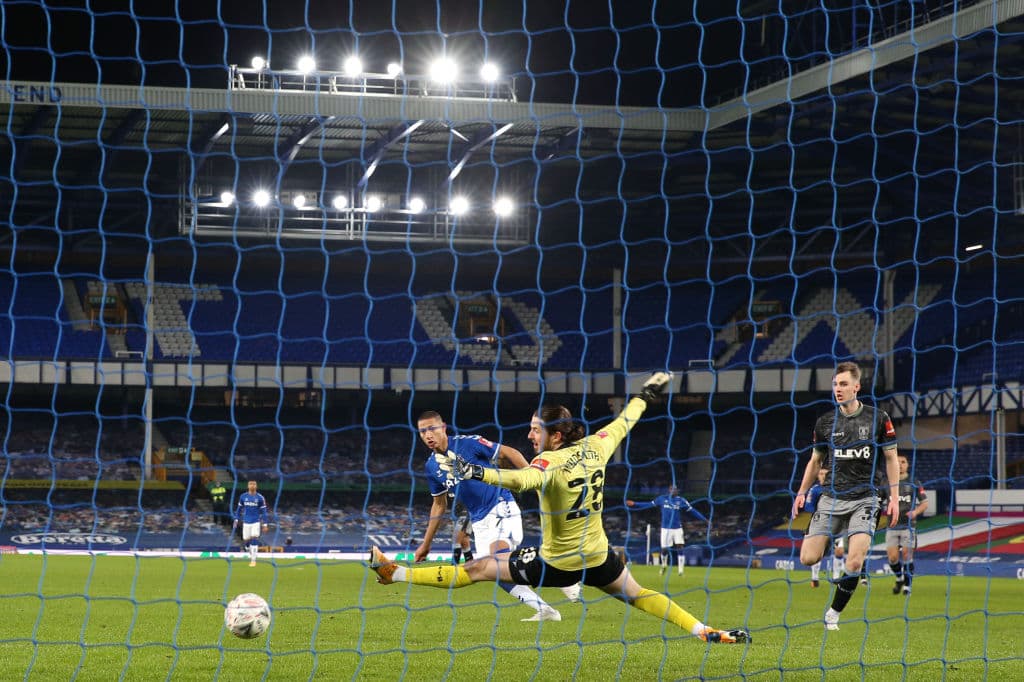 Everton pasa por encima de Sheffield Wednesday con un marcador de 3 a 0. El colombiano James Rodriguez asistió en dos ocasiones y las anotaciones corrieron a cargo de Dominic Calvert-Lewin, Richarlison y Yerry Mina; califican a Octavos de Final de la FA Cup.
