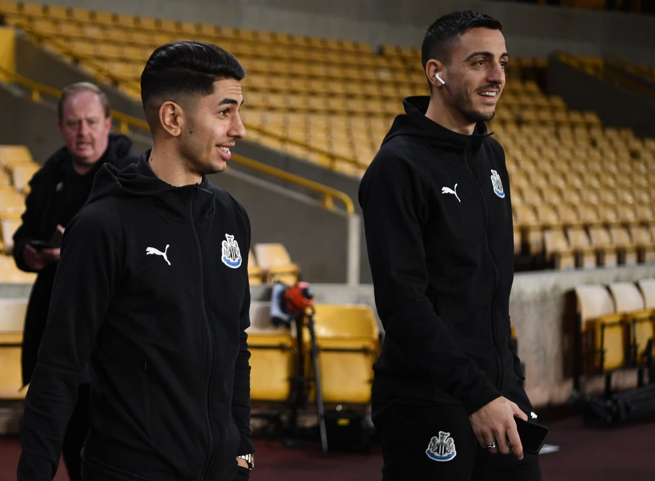 Los jugadores salen para hacer un primer reconocimiento de la cancha en la que esperan dejar su mejor versión.