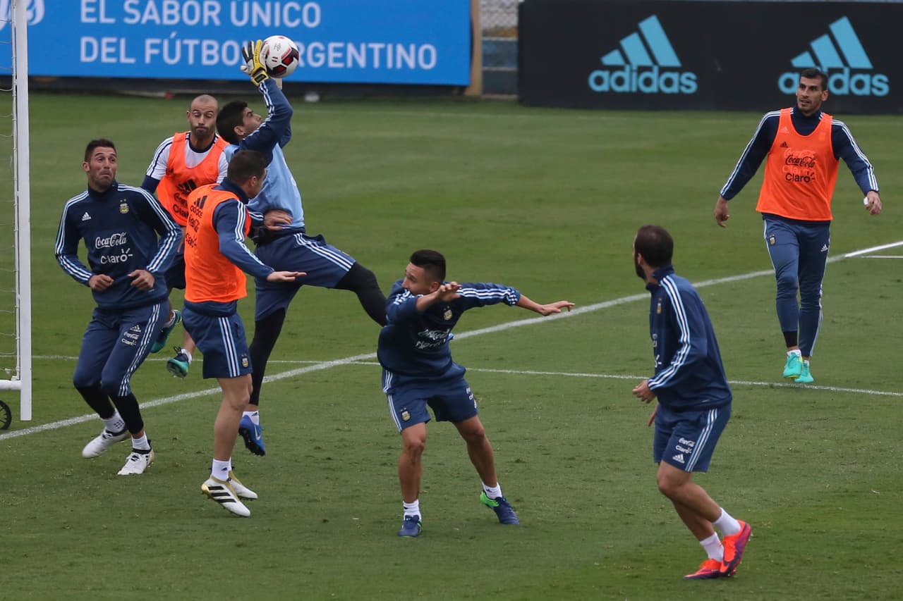 Bauza tuvo una charla con todos sus jugadores seleccionados y dividió al equipo en dos grupos, diferenciados entre los que recién se incorporaban a la concentración y los que ya habían completado la práctica del lunes.