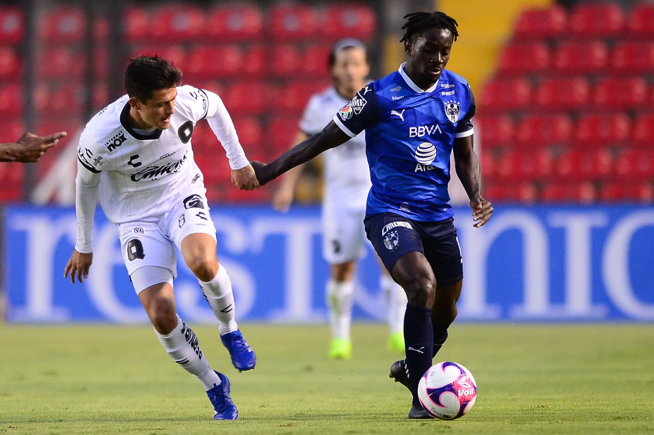 Arranca el partido con ambos equipos peleando con todo por adueñarse del balón.
