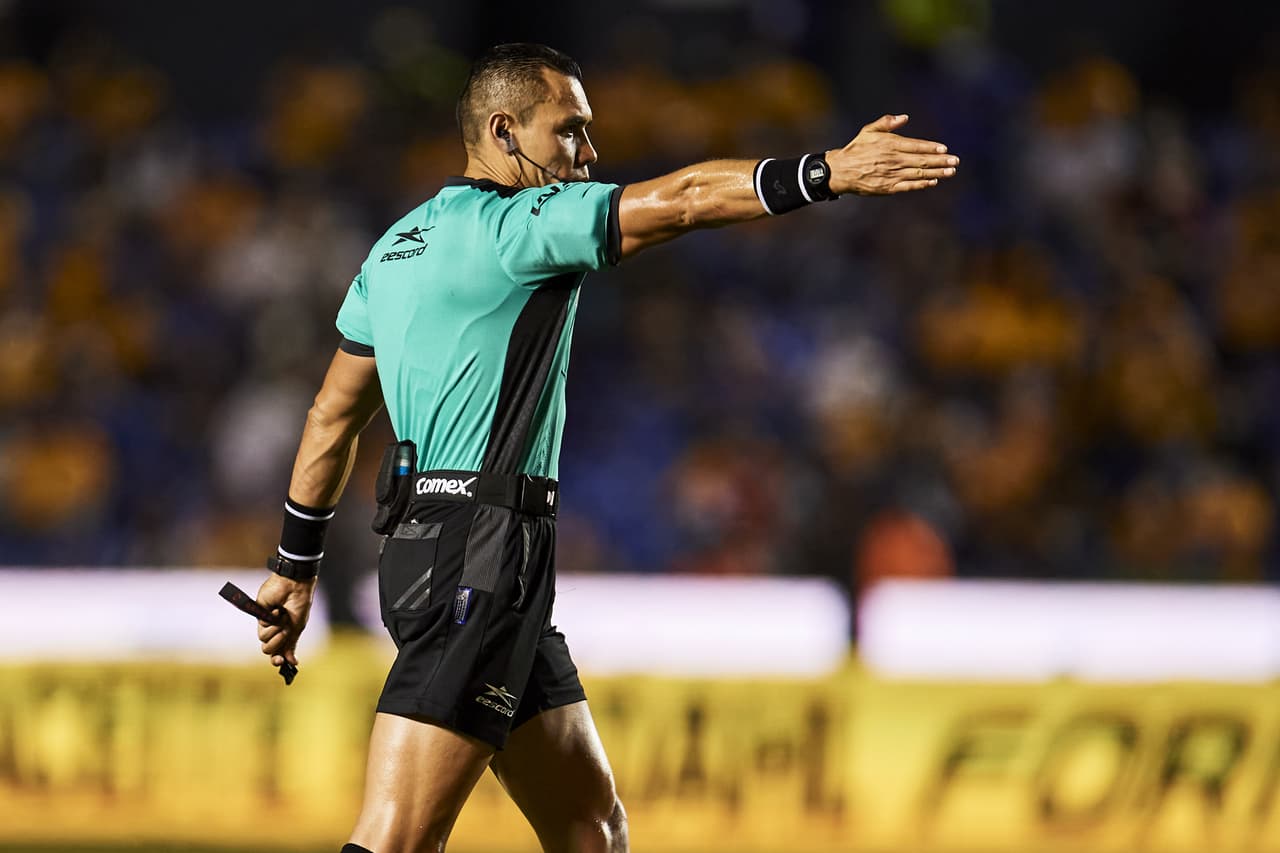 El silbante no necesitó del VAR para marcarla falta.