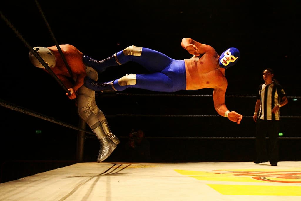 Ultra comienza su propio entrenamiento secreto con su tío, todo mientras tiene que navegar por los altibajos de la escuela secundaria.