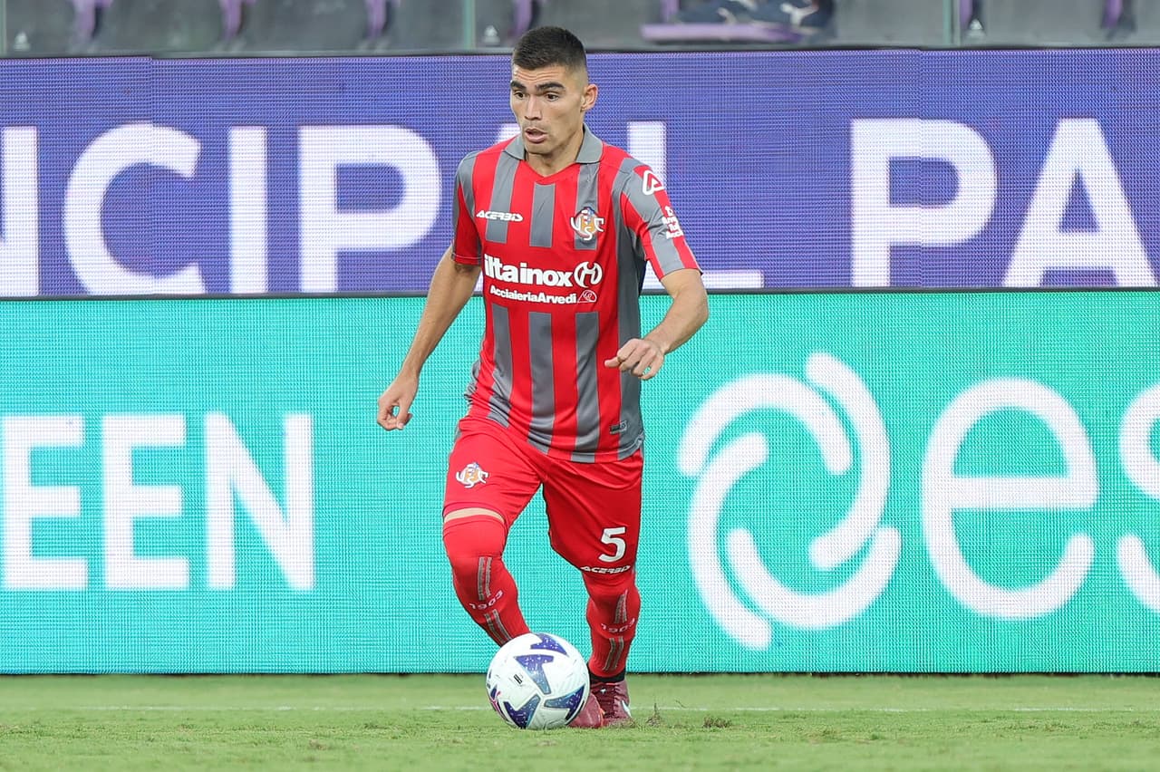 Johan Vásquez (Cremonese) también cotiza en 4 millones de euros en el peldaño 38.