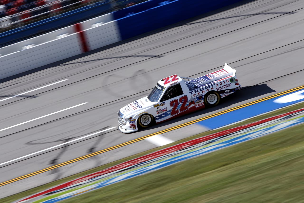 En la serie de camiones, el corredor Austin Wayne Self también se dio el lujo de llevar el logo de Trump en su auto.