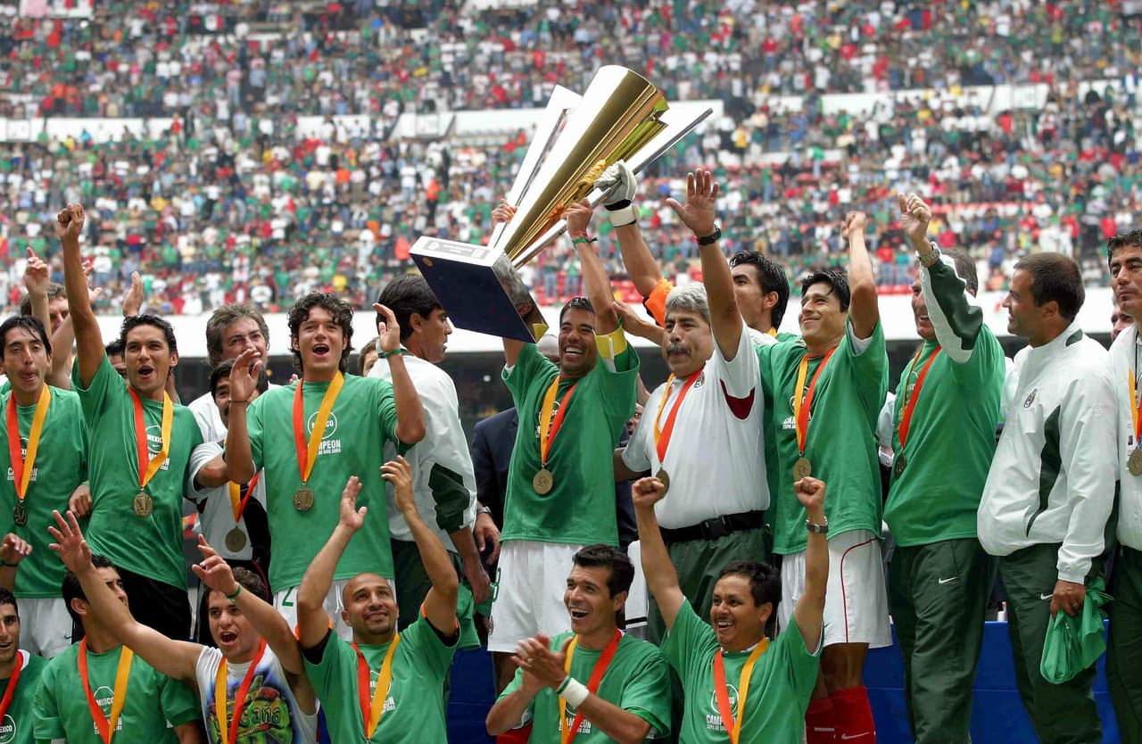 Tan solo un año después se jugó una nueva edición de la Copa Oro, se volvió a disputar en México y Estados Unidos y se contó con las participaciones de Brasil y Colombia como invitados. Y por Concacaf jugaron Canadá, Colombia, Costa Rica, Cuba, El Salvador, Guatemala, Honduras, Jamaica y Martinica.