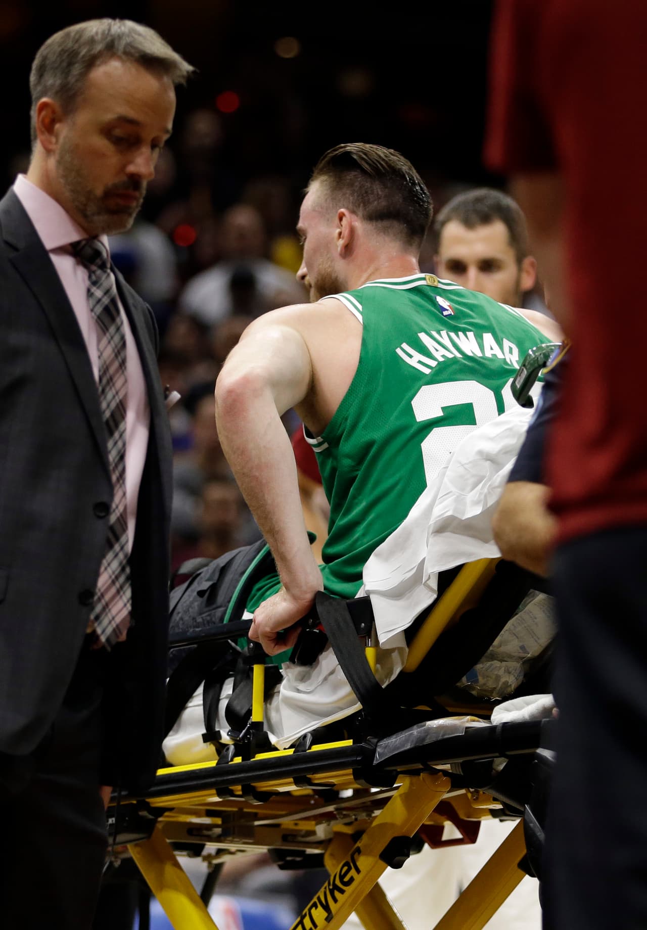 El flamante refuerzo de Boston saldría en camilla por una fractura en el tobillo y en la tibia.