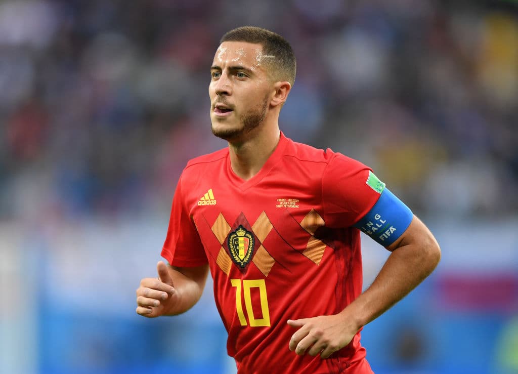 Eden Hazard no solo no iría al Real Madrid sino que medios españoles aseguran que ya le dijo que sí a la oferta del Barcelona, al que iría por 90 millones de euros.