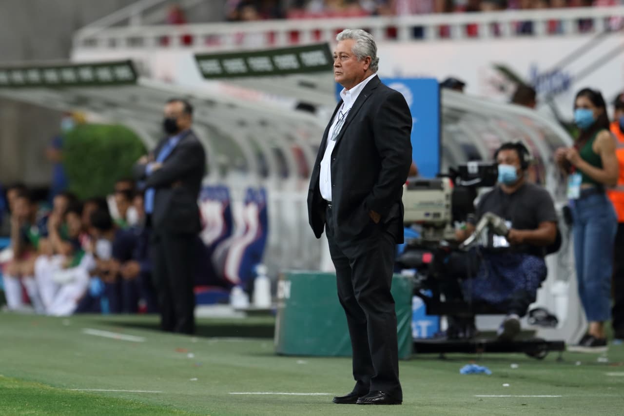 Chivas comenzó ganando con gol de Ángel Zaldíver, pero Rayados reaccionó y con goles de Gallardo, Vegas y un ‘osote’ de Miguel Jiménez terminó por vencer y hundir a un Guadalajara que podría quedarse sin DT.