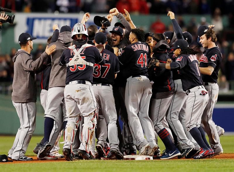Así en medio del Fenway Park, que muchas veces fue santuario de Ortiz, esta vez celebraron los Indios de Cleveland a costa de la derrota de Boston.
