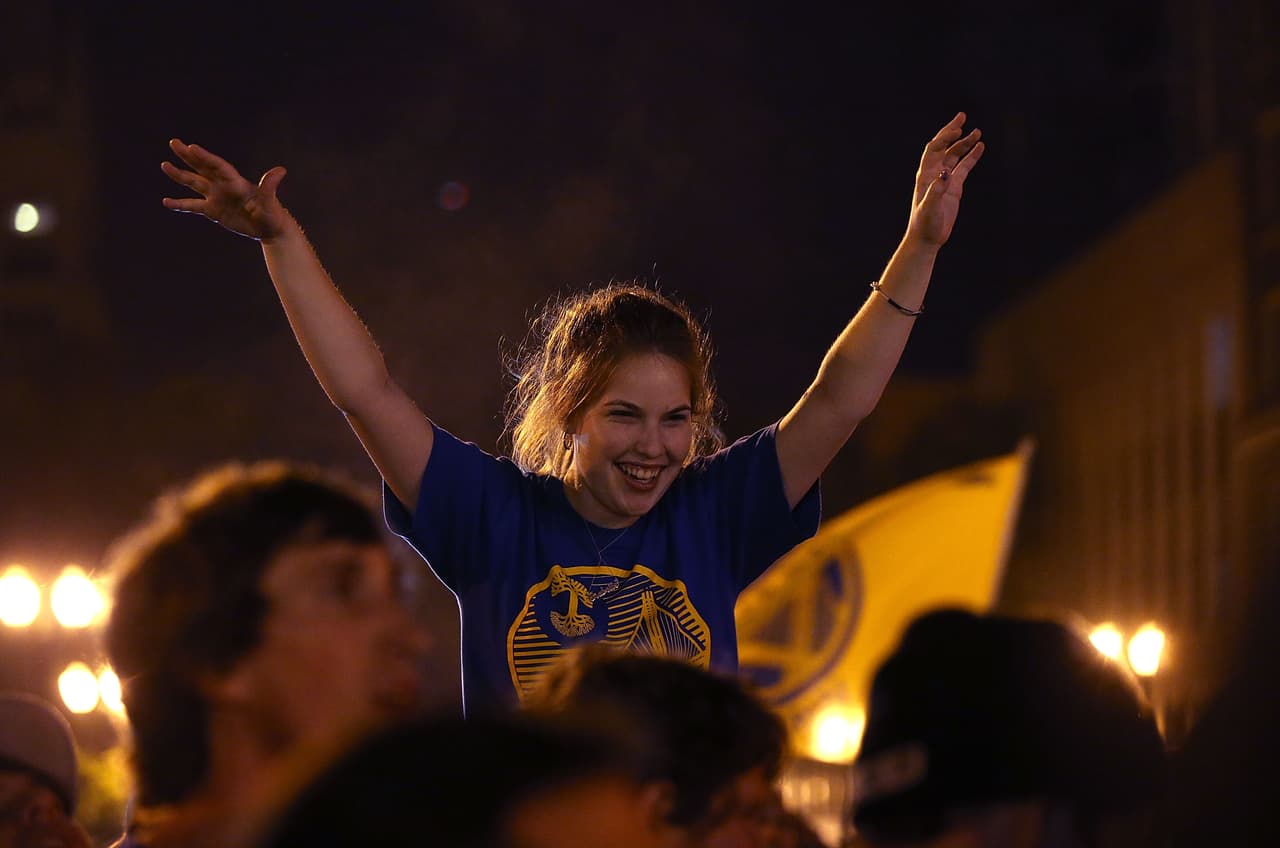 Fans de los Golden State Warriors celebraron en las calles de Oakland