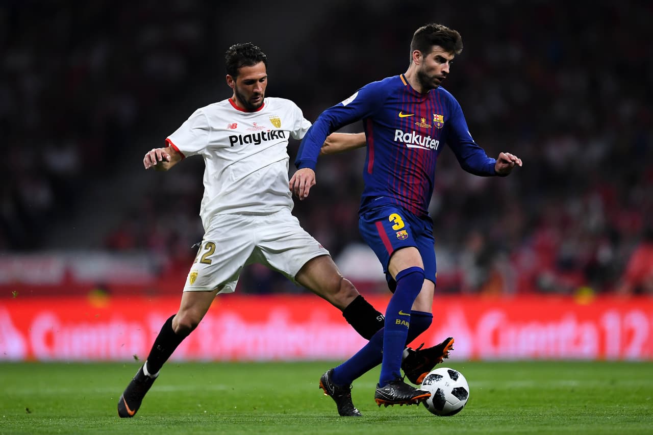 BARCELONA, SPAIN - APRIL 21: Gerard Pique of FC Barcelona competes for the ball with Franco Vazquez of Sevilla FC during the Spanish Copa del Rey Final match between Barcelona and Sevilla at Wanda Metropolitano stadium on April 21, 2018 in Barcelona, Spain. (Photo by David Ramos/Getty Images)