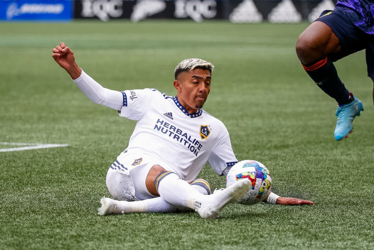 Julián Araujo lidia con los fatídicos fantasmas de tiempos recientes en LA Galaxy