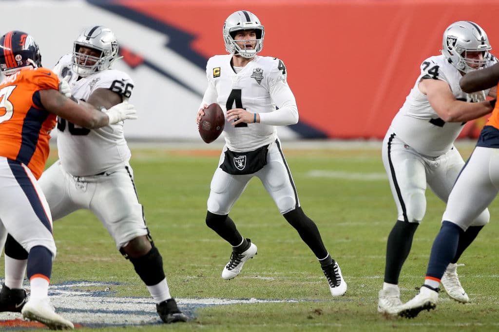 Raiders sufren en su visita a Denver, pero consiguen imponerse 32-31.