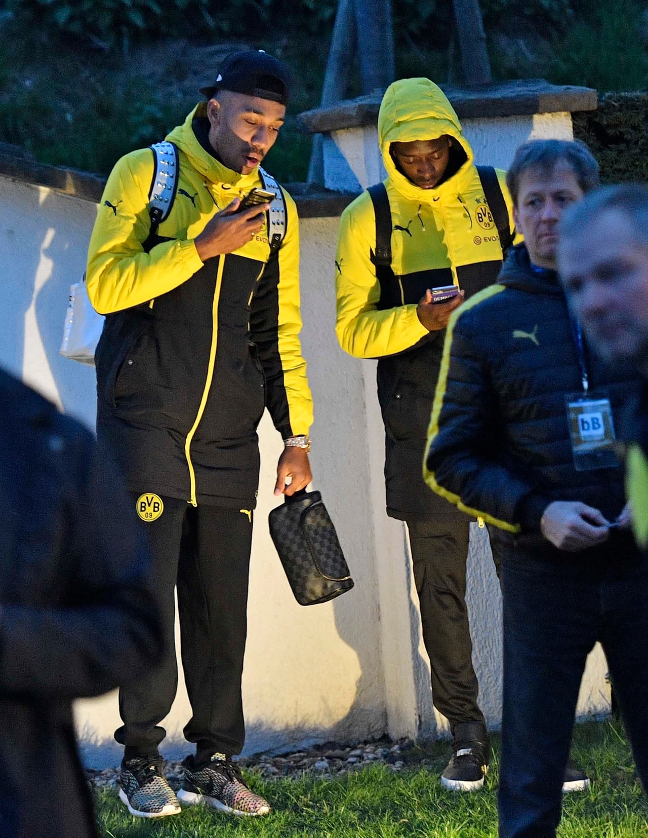 La situación era confusa por lo que los jugadores buscaban comunicarse con sus familias para informarles que estaban bien, salvo su compañero Marc Bartra.