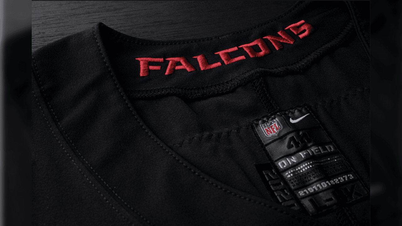¡Los Falcons presentan su nueva indumentaria! Con una gran variación en sus uniformes donde se eliminaron líneas en los hombros ahora predominan las tonalidades a un solo color. Así se prepara el equipo de Matt Ryan en la búsqueda de instalarse en otro Super Bowl.