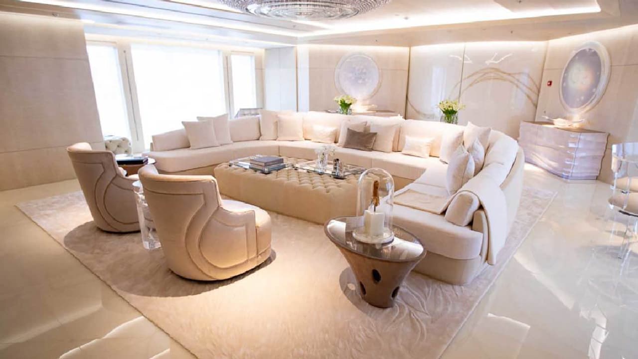 El yate bautizado como ‘Bravo Eugenia’ fue la oficina de Jerry Jones para atender el draft virtual de la NFL.