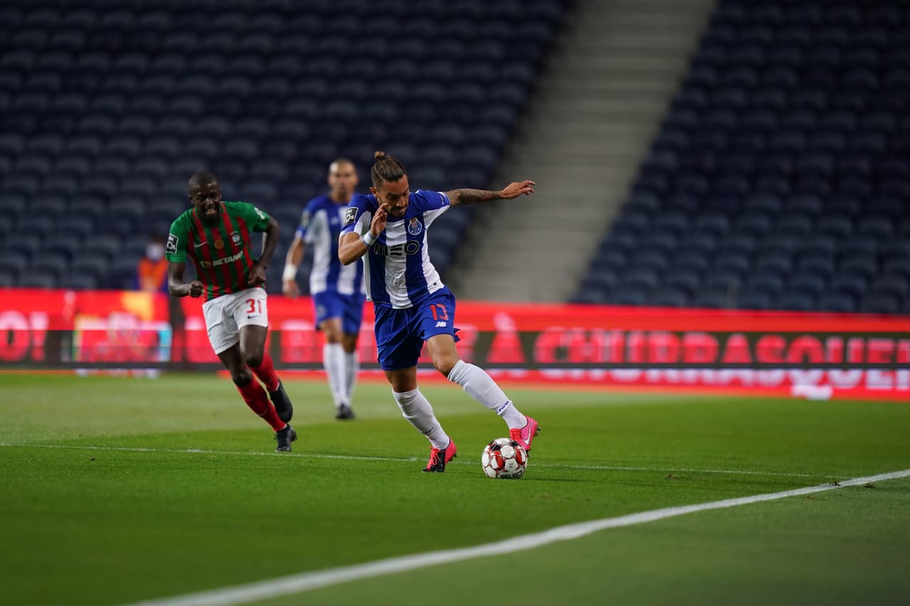 Alex Telles pone tercera para escaprse por velocidad ante la presión del mediocampsta gabonés Nanu.