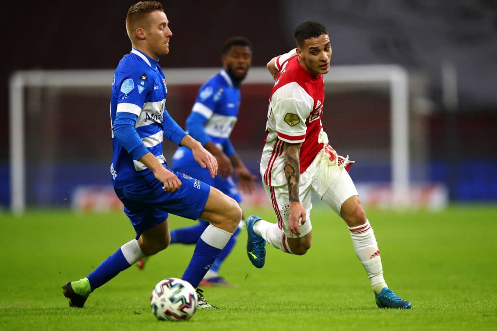 Huntelaar (7’) abrió el marcador y Promes (11’) creció la diferencia muy pronto. Matheus Dos Santos (35’) hizo el tercero y Gravenberch (90+2’) marcó el último. Edson Álvarez ingresó al 46’. Ajax lidera la competición del futbol neerlandés con 30 unidades luego de 12 encuentros disputados.