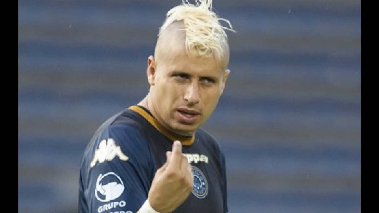 El mexicano más recordado por Boca Juniors, vistió los colores de Tecos, Morelia, Pachuca, Guadalajara, Chiapas, Querétaro, San Luis, Chivas USA y Nayarit.