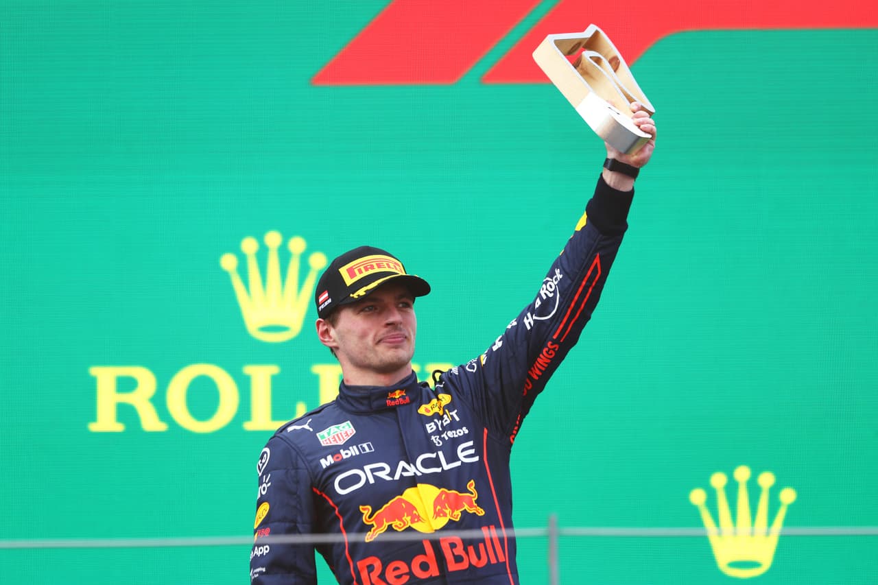 Charles Leclerc conquistó el GP de Austria por delante de Max Verstappen y Lewis Hamilton, en una carrera donde el mexicano Checo Pérez abandonó varias vueltas después de un roce que tuvo con George Russel, quien fue sancionado, y en la que Carlos Sainz también abandonó por una falla en el motor.