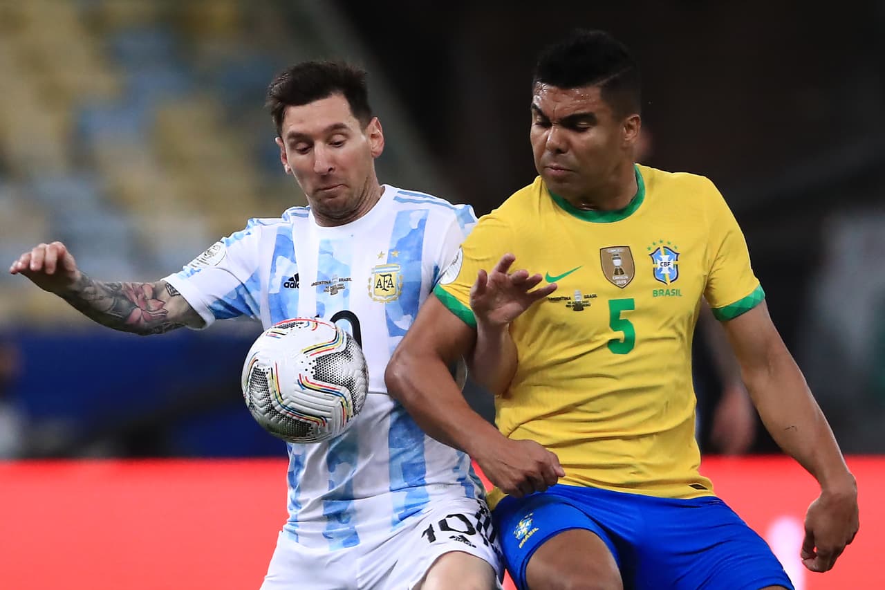 Messi y Casemiro enfrentándose en la Final de Copa América 2021.