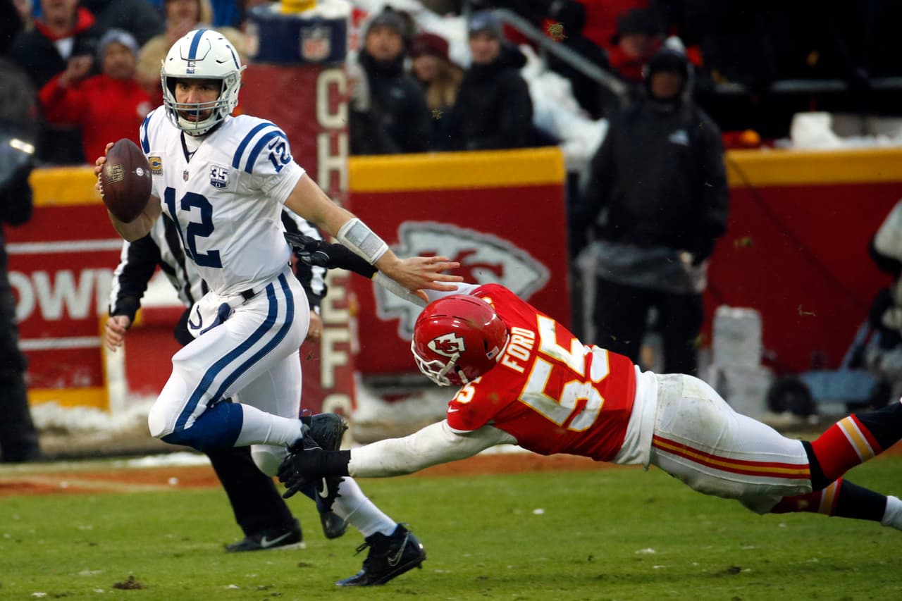 <b>Primer Cuarto: </b>La defensiva de Kansas City impidió que Andrew Luck y compañía consiguieran un 1&10 durante todo el primer cuarto en tres oportunidadses.
<b>(Chiefs 14-0 Colts)</b>