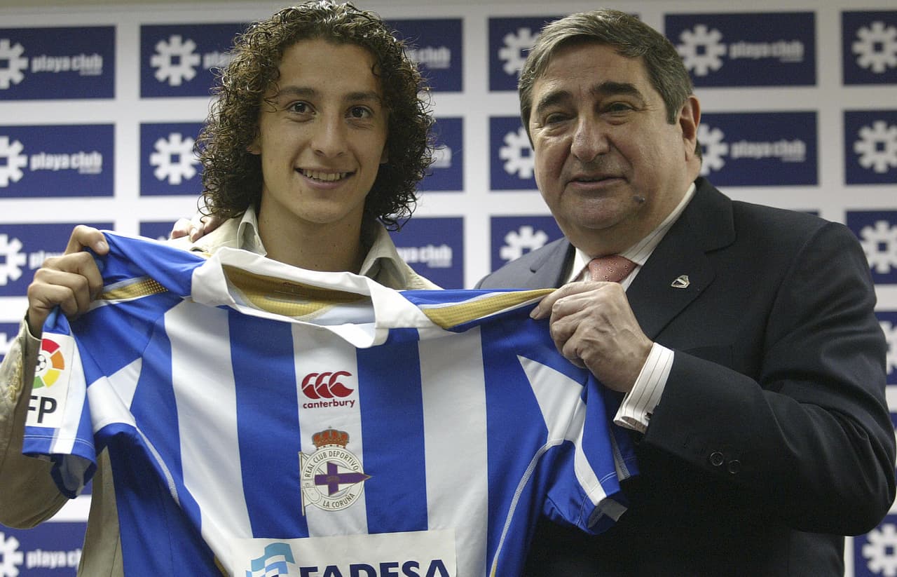 Filipe Luis siempre fue defensor lateral y pronto recibió
<b>el fichaje de Andrés Guardado, quien jugaba como volante.</b>