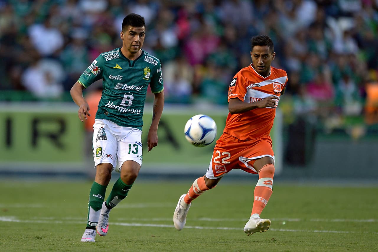 Leonel López – El mediocampista mexicano defendía los colores de ‘La Fiera’ (León) mientras que Pumas jugaba la final frente a Tigres.
<br>