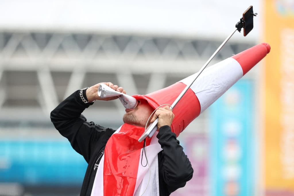Aún no empieza el partido y se vive la locura fuera del estadio de Wembley. Aficionados ingleses e italianos disfrutan una atmósfera de emociones entre cantos, bebidas y disfraces, previo a la final de la Euro 2020 entre Italia e Inglaterra.