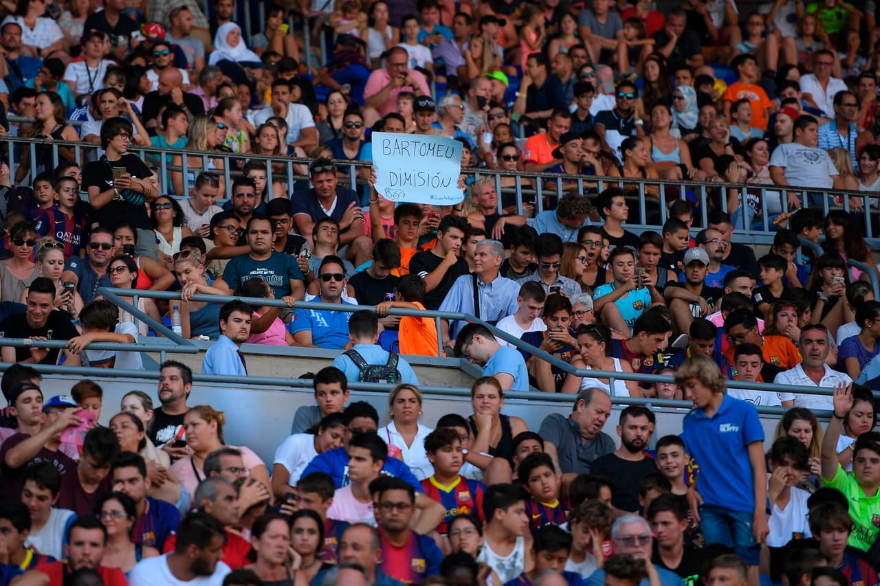 Ya desde las tribunas los contradictores pedían la renuncia de los directivos del Barcelona tras la salida de Neymar. El inconformismo era evidente.