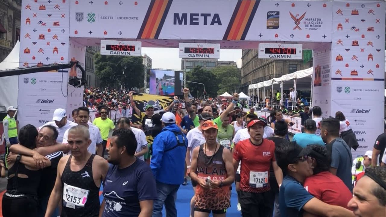 El Maratón Internacional de la Ciudad de México alcanza una cifra cercana a los 30 participantes es uno de los eventos tradicionales de la capital de la República Mexicana y que goza de fama internacional.