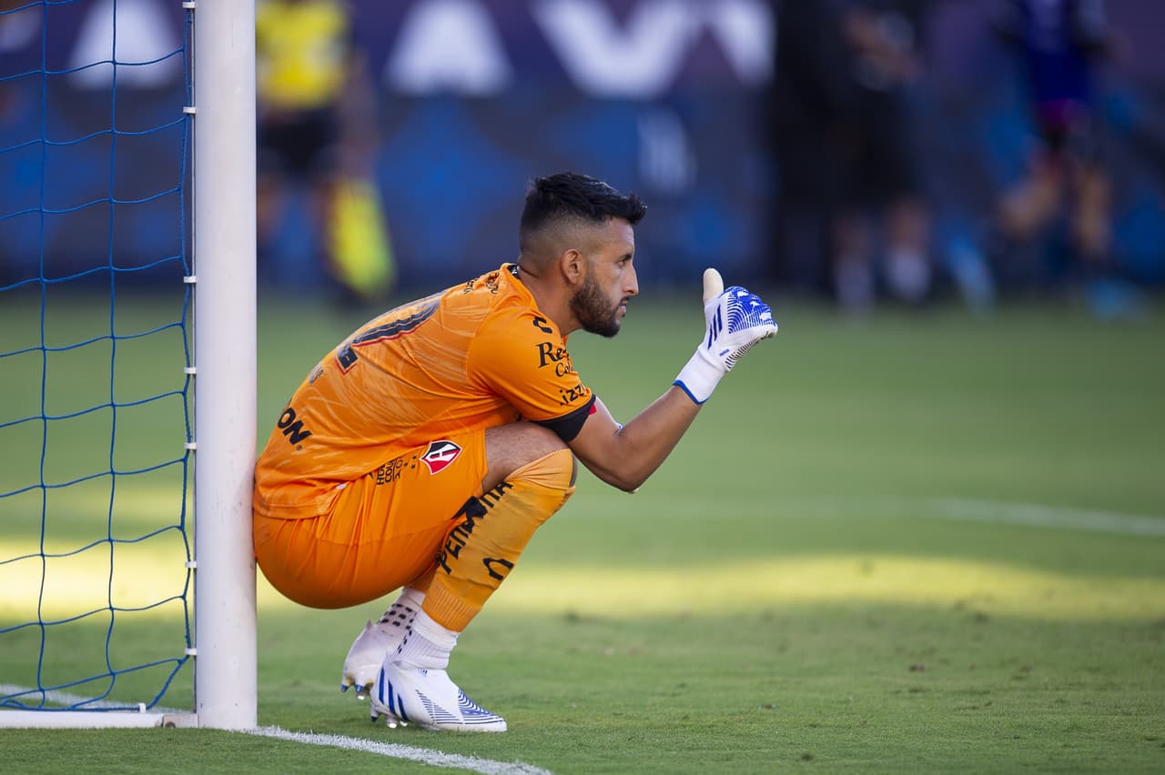 Julián Quiñones pasó de héroe a villano en cuestión de minutos, pues marcó el gol para empatar 2-2 en el tiempo reglamentario, pero voló el último cobro en los penales para darle el triunfo a Cruz Azul.