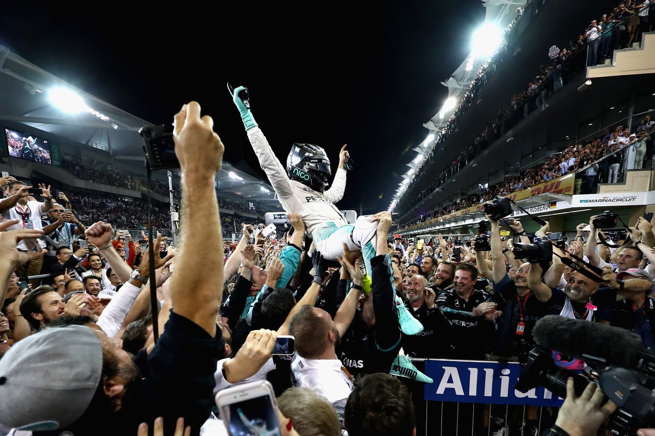 Rosberg se llevó la corona de la Fórmula 1 a pesar de que acabó de segundo en el Gran Premio de Abu Dhabi, vigésima primera y última prueba del certamen, por detrás de su compañero de equipo, el británico Lewis Hamilton.