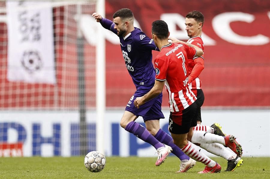 Con goles de Donyell Malen, Denzel Dumfries y Mohammed Ihattaren, el PSV se impone 3-0 ante el Heracles Almelo, en el Estadio Phillips, durante la Jornada 28 en la Eredivisie. El mexicano Erick Gutiérrez, a pesar de ser convocado, no tuvo minutos durante el encuentro.