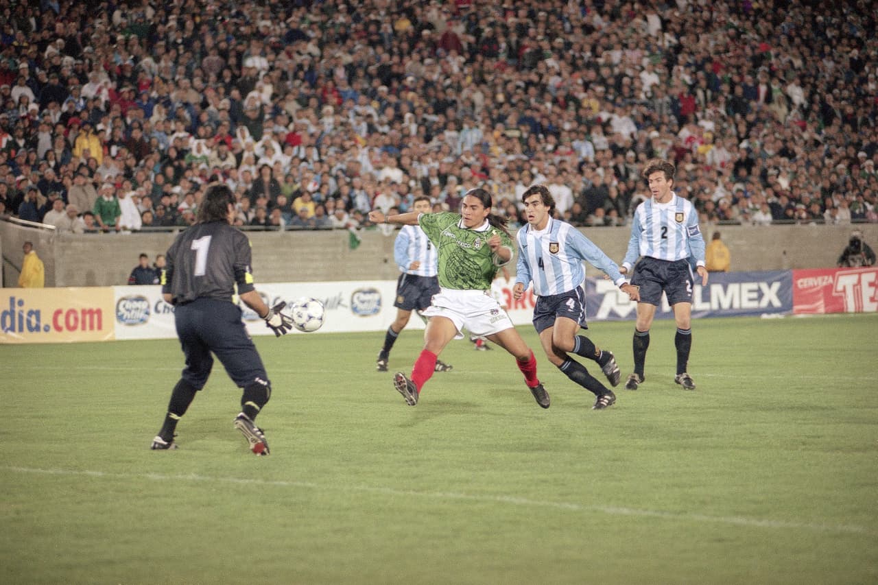 3. Saldo negativo en Argentina: tres han sido los enfrentamientos en los que México ha enfrentado a la Albiceleste en suelo argentino y en tres no ha podido ganar. En 1961 fue 1-0, en 1984 1-1 y en 1991 0-0.