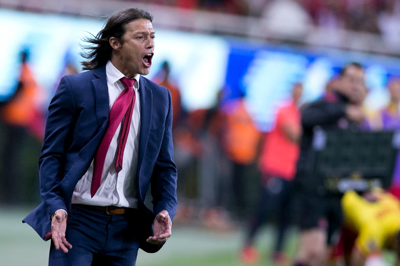 ZAPOPAN, MEXICO - APRIL 19: Matias Almeyda coach of Chivas gives instructions to his players during the Final match between Chivas and Morelia as part of the Copa MX Clausura 2017 at Chivas Stadium on April 19, 2017 in Zapopan, Mexico. (Photo byRefugio Ruiz/LatinContent/Getty Images)