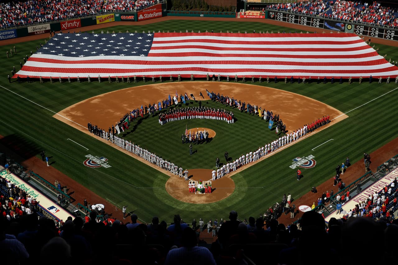 La fiesta en los partidos de comienzo de temporada de la MLB tuvo como ingrediente especial el colorido del que son elemento clave los protagonistas y los fanáticos en todos los escenarios.