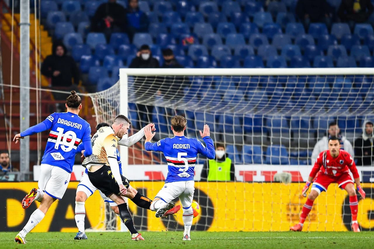 Sampdoria y Venezia reparten puntos durante la J18 en la Serie A. Manolo Gabbiadini abrió el marcador al primer minuto del encuentro, pero fue ya al filo del partido cuando Thomas Henry, al 87', igualó el marcador.