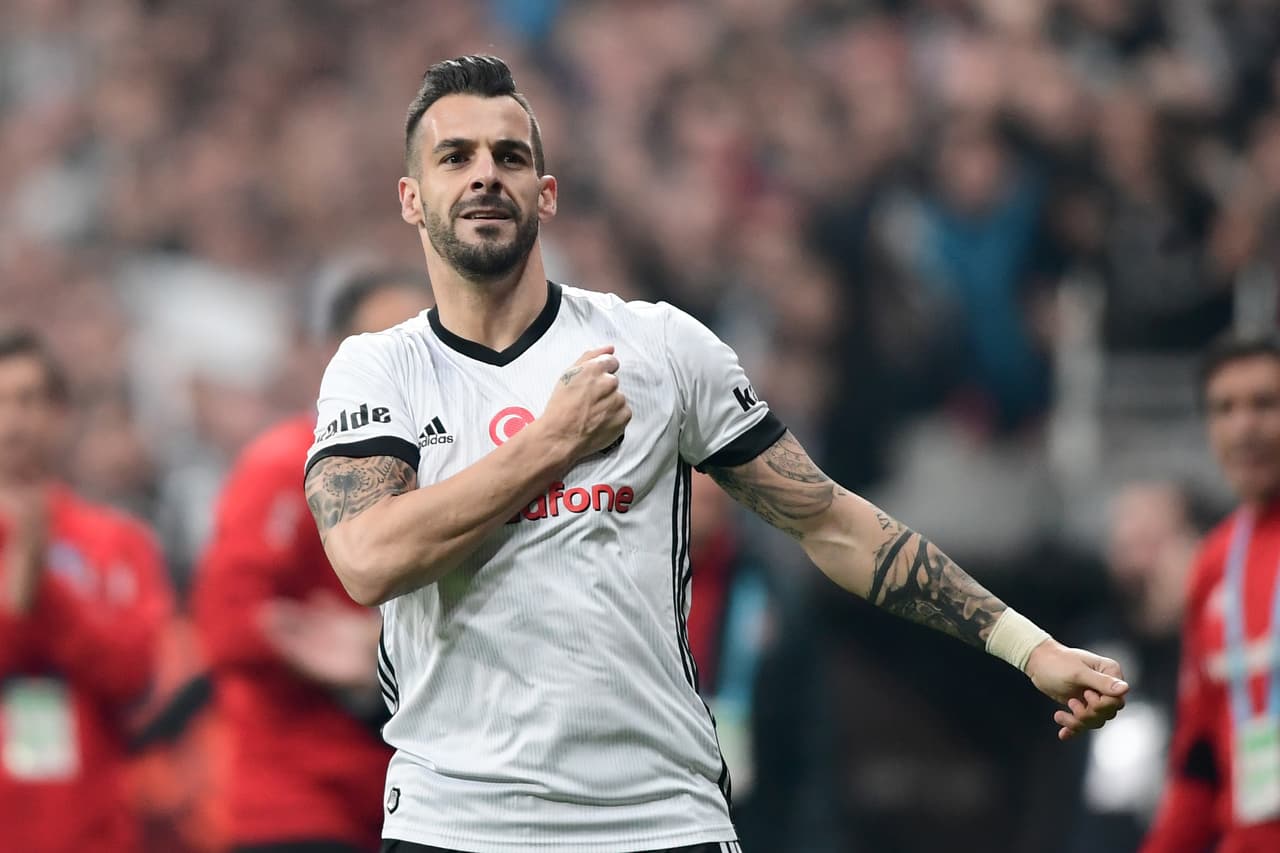 Actualmente en el Besiktas, el español Álvaro Negredo ha sonado en las últimas horas para llegar al Toluca. El equipo, ha desmentido dicho interés.