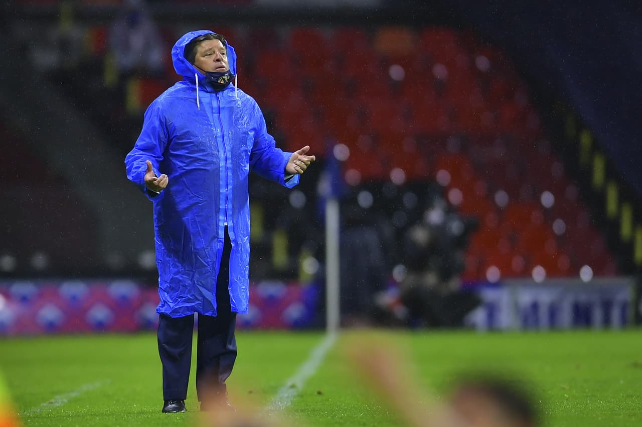 El 'Piojo' bajo la lluvia dando indicaciones