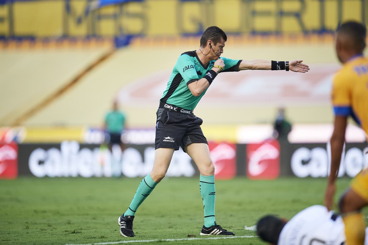 A los 11’ del juego, Carioca le hacía falta a Luna dentro del área y se decretaba penal.