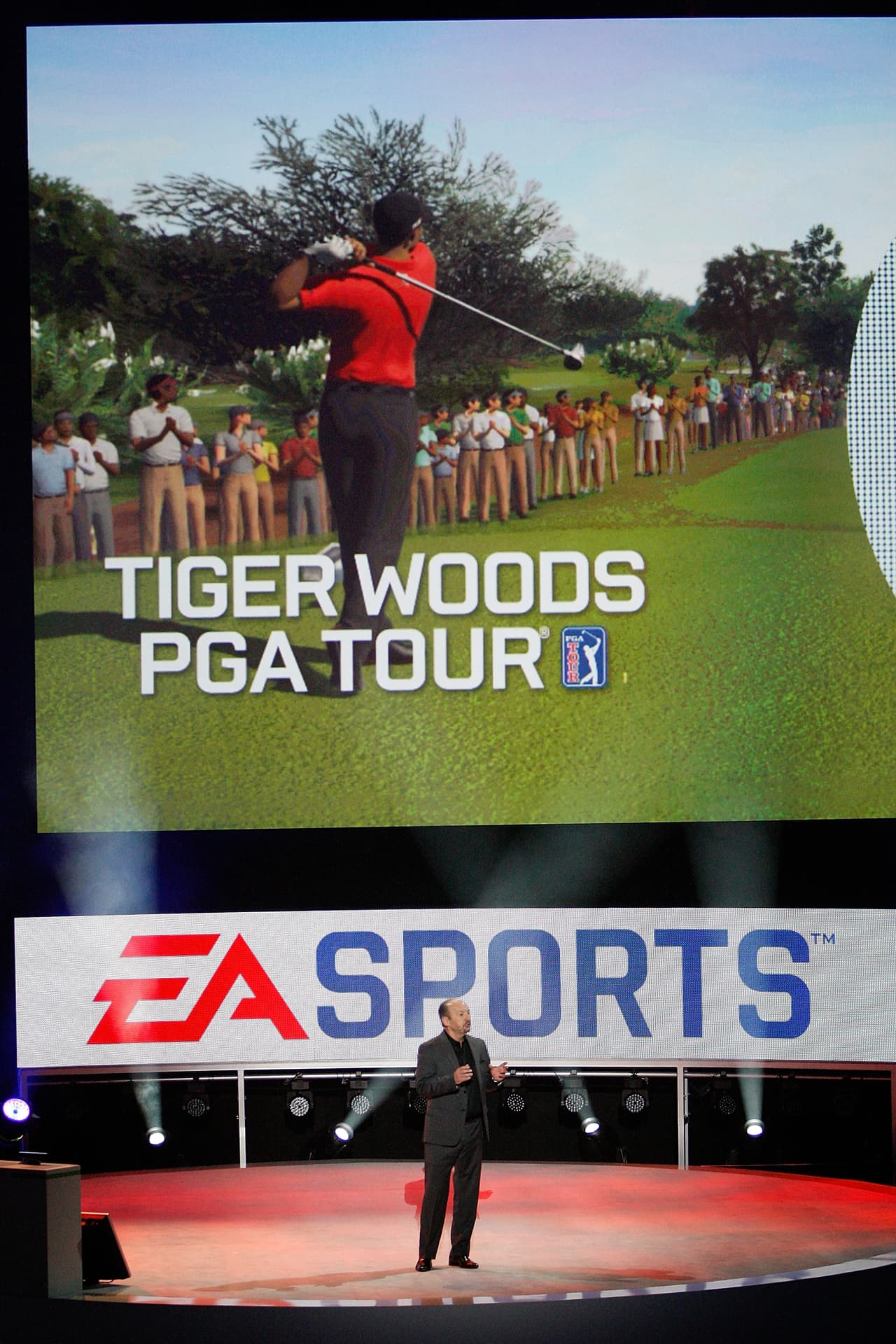 Tiger Woods ha sido uno de los deportistas mejor pagados de toda la historia, lo cual ha aprovechado bien, pues colabora con marcas como AT&T, Gatorade, Gillette y Electronic Arts, quien convirtió a Woods en imagen para sus juegos de video PGA Tour.