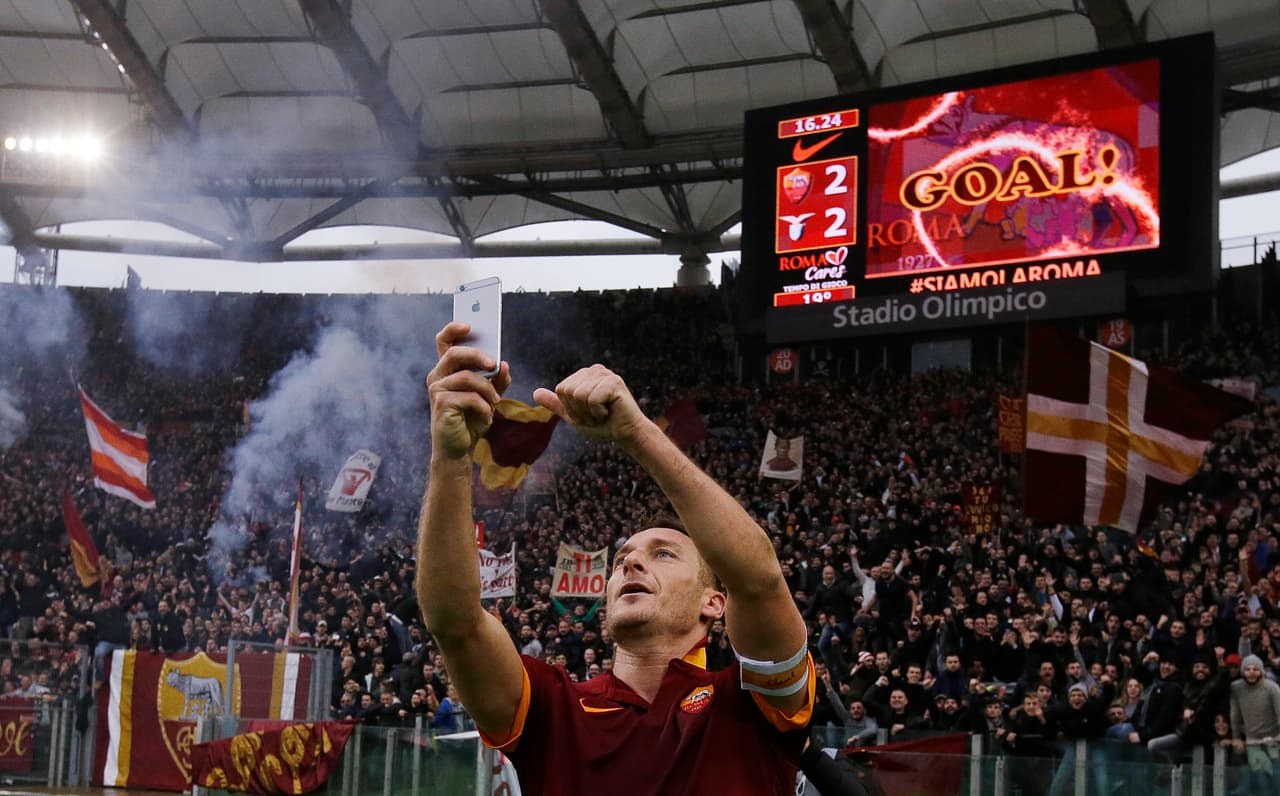 Totti durante el 2015 en un juego con la Roma.