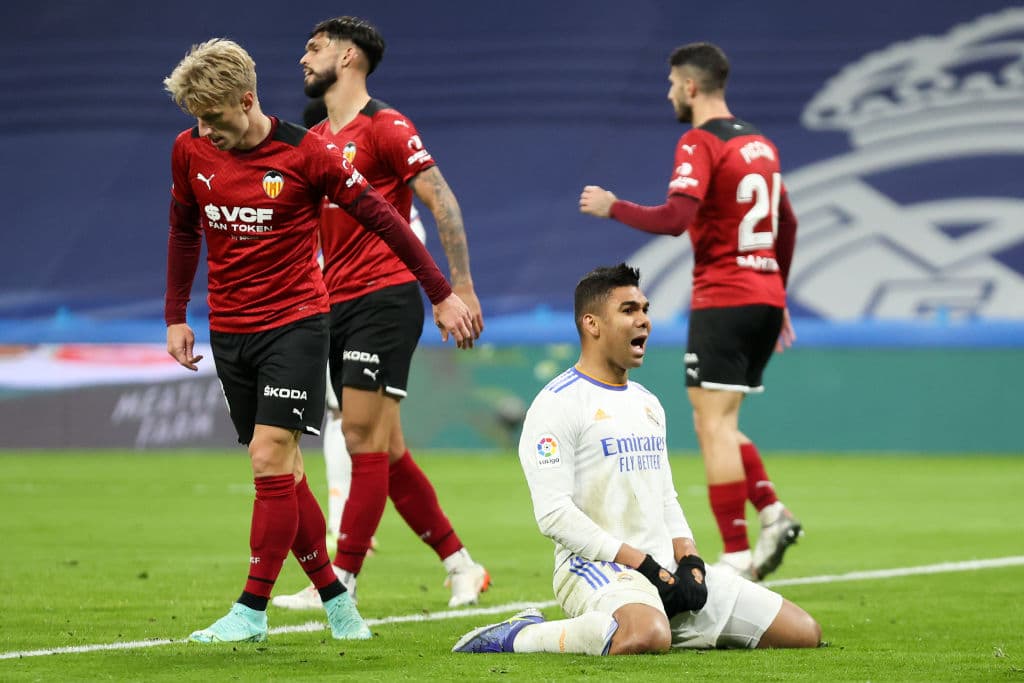 Con dobletes de Karim Benzema y Vinicius Junior, el Real madrid camina a la victoria 4-1 sobre el Valencia.