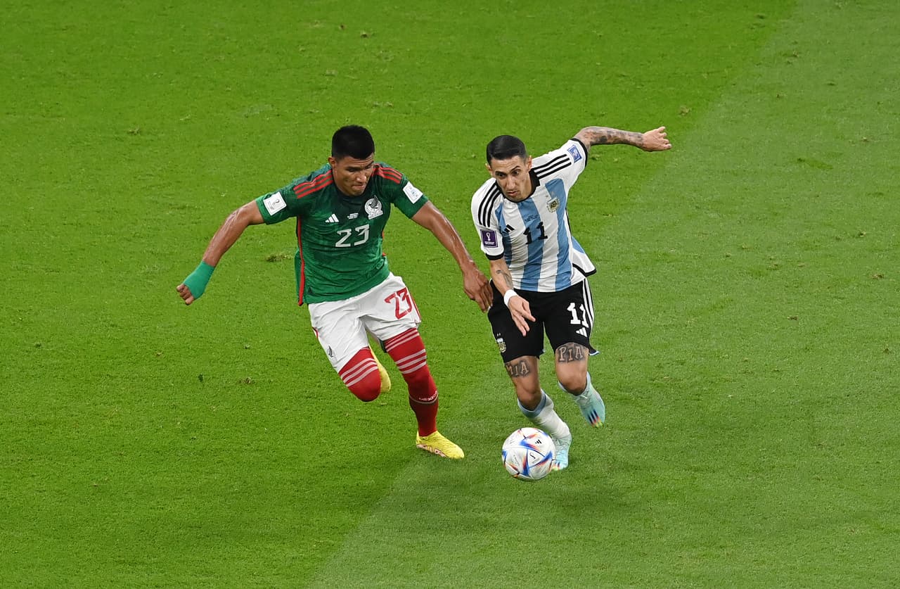 La Selección de Argentina sacó los tres puntos tres vencer a México por dos goles contra cero con las anotaciones de Messi y Fernández en el segundo tiempo con lo que se coloca en el segundo lugar del Grupo C y México cae al sótano.